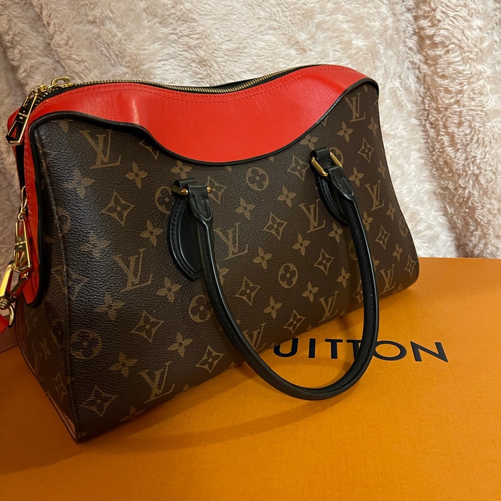 Louis Vuitton - Picture 7 of 8